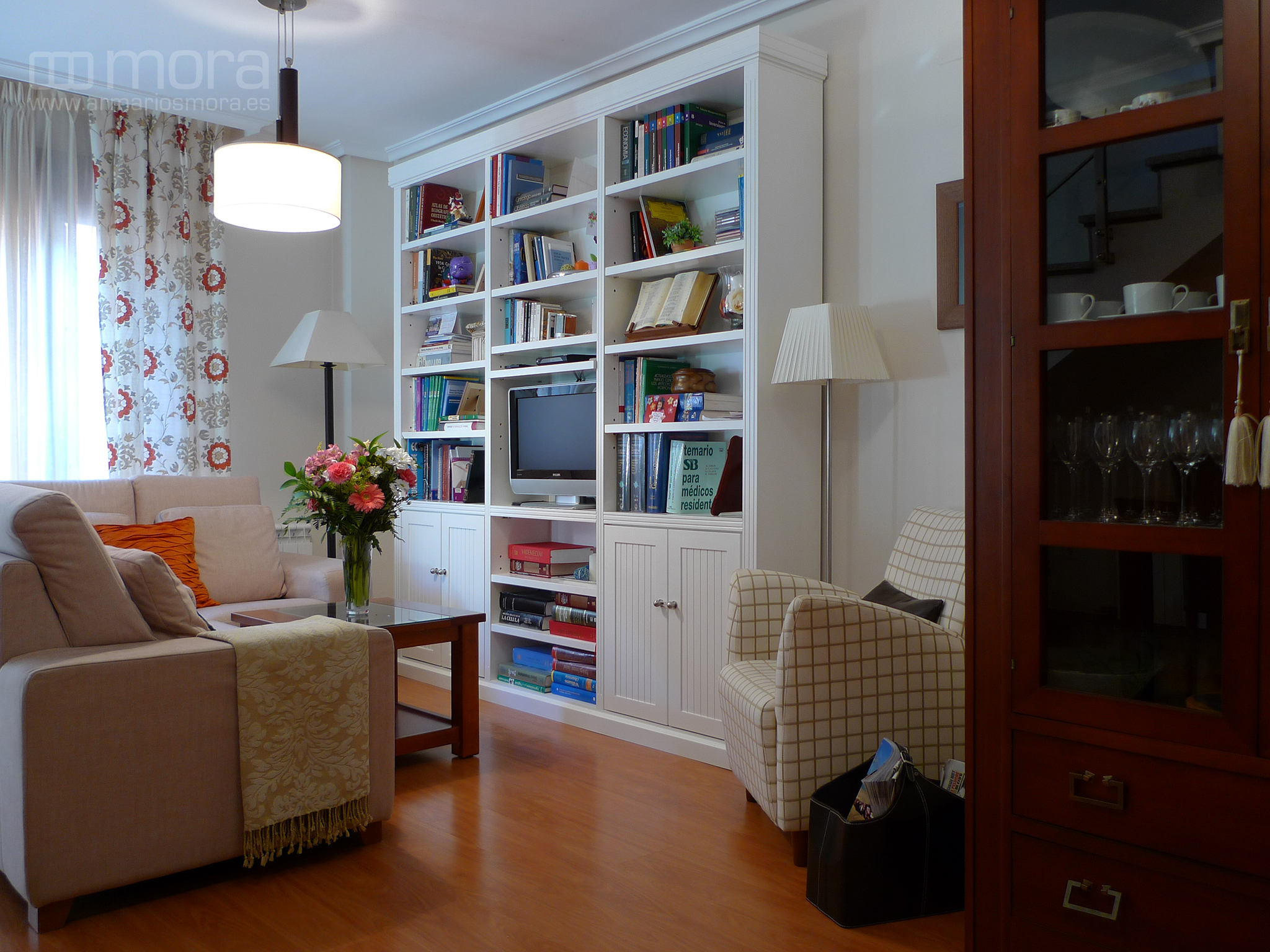 Elegante librería de salón en blanco con puertas de duelas - Salon 01 1